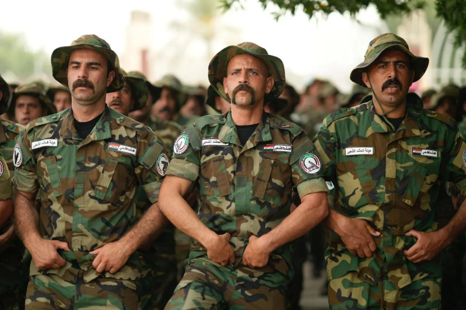 عناصر من «الحشد الشعبي» في العراق خلال استعراض عسكري (موقع الهيئة)