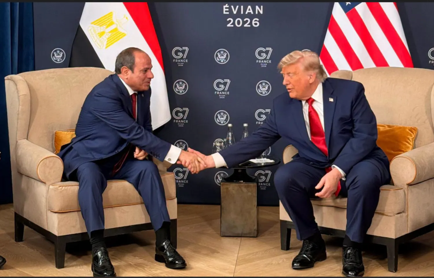 الرئيس الأميركي دونالد ترمب والرئيس المصري عبد الفتاح السيسي على هامش قمة مجموعة السبع (الرئاسة المصرية)