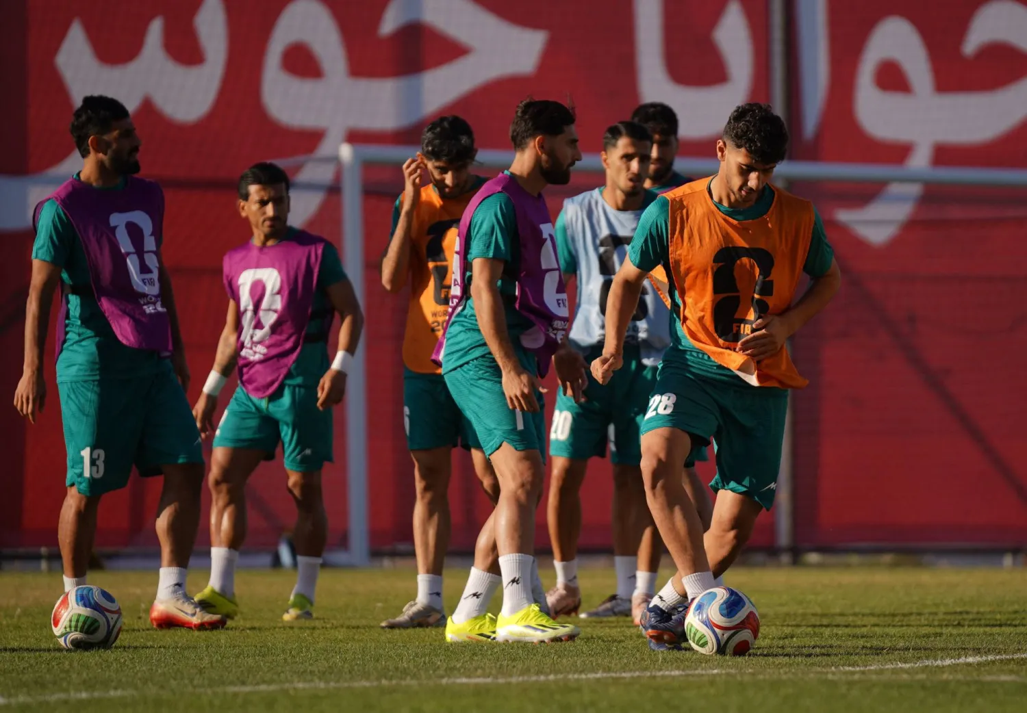 اختصاصي العلاج الطبيعي في منتخب إيران قال إن هناك أموراً كثيرة غير عادلة (رويترز)
