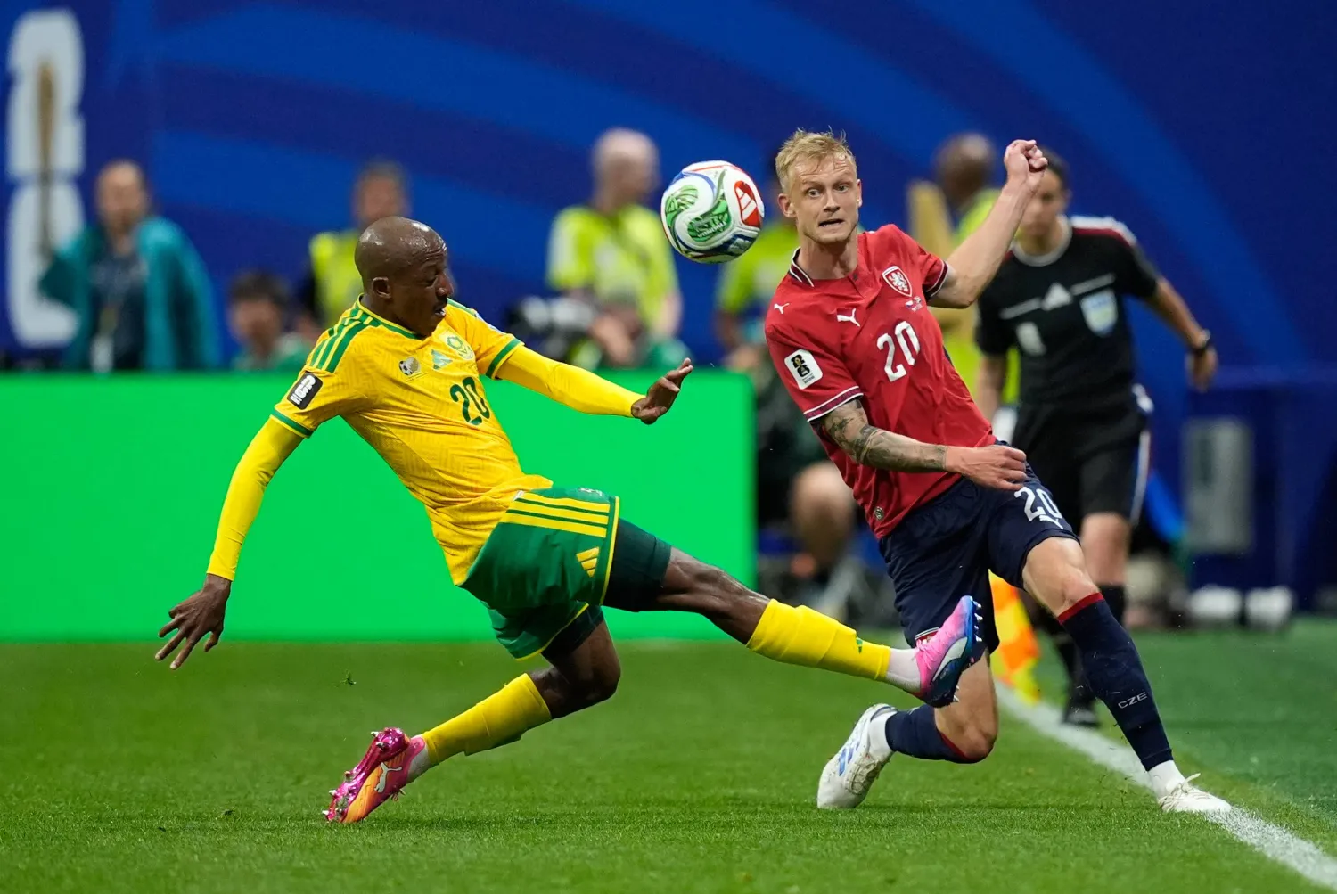 لاعب جنوب أفريقيا خوليسو موداو يصارع على الكرة مع التشيكي ياروسلاف زيليني (أ.ب)