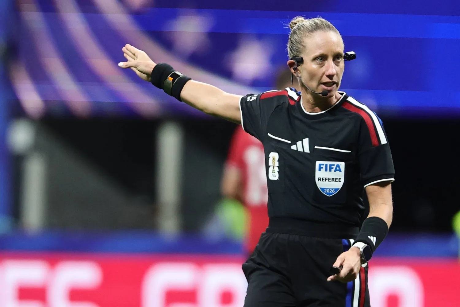 الحكمة الأميركية توري بينسو تشير بيديها خلال إدارتها مباراة التشيك وجنوب أفريقيا (إ.ب.أ)