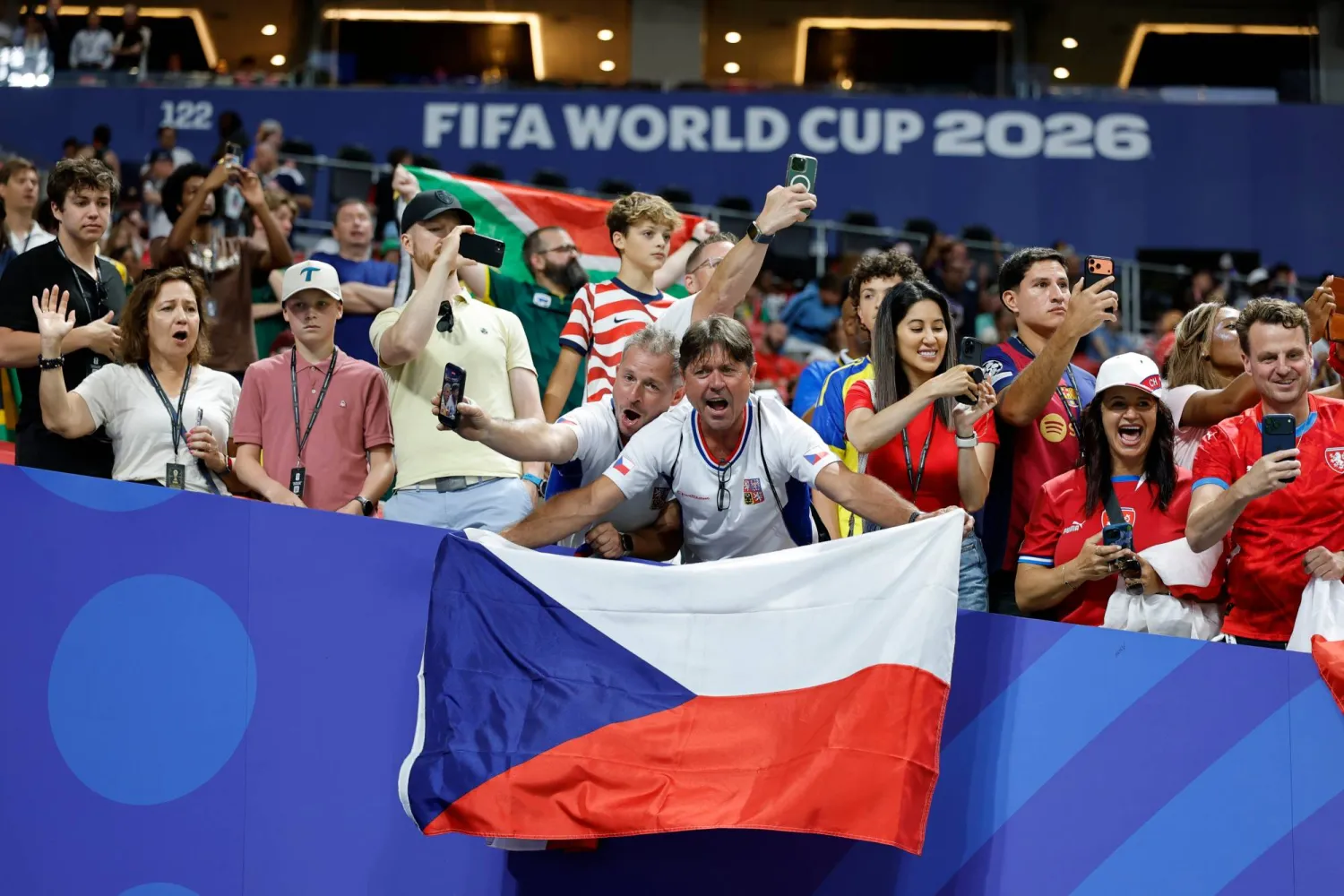 جماهير التشيك تشجع منتخب بلادها قبل انطلاق مباراة التشيك وجنوب أفريقيا (أ.ب)