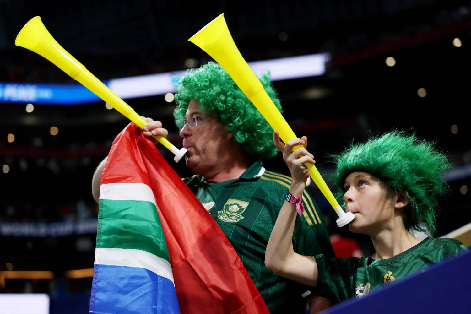 جماهير جنوب أفريقيا تصل إلى ملعب أتلانتا قبل انطلاق مباراة منتخب بلادها (أ.ف.ب)