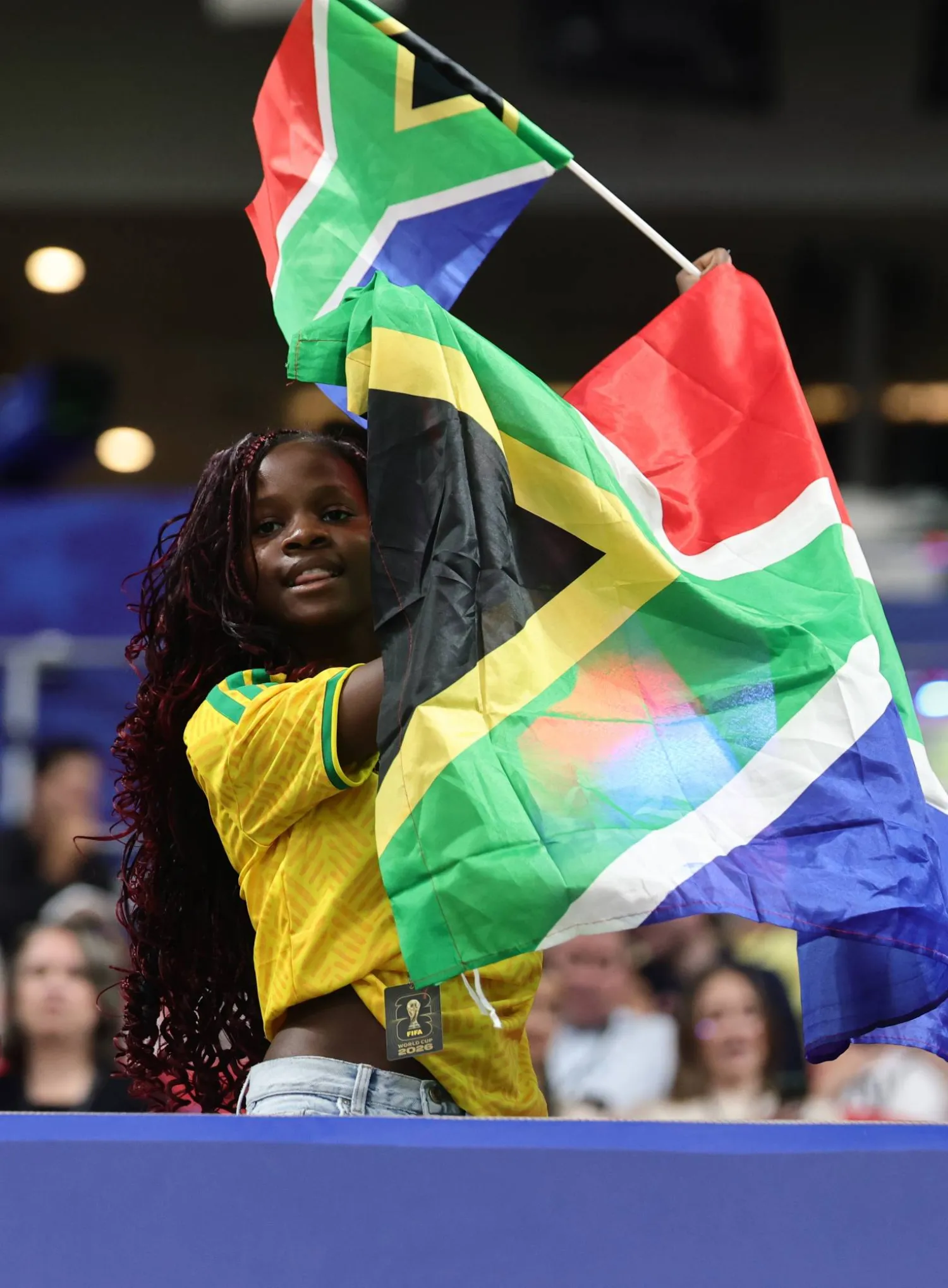 مشجعون من جنوب أفريقيا يلتقطون صورة تذكارية قبل انطلاق مباراة منتخب بلادهم (إ.ب.أ)