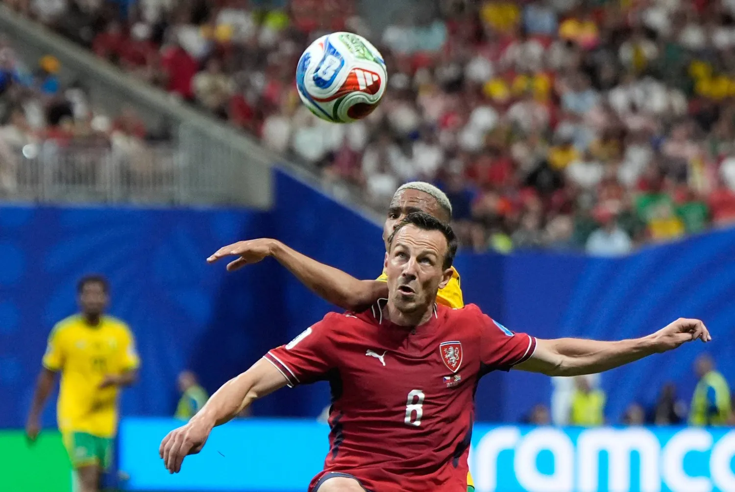 التشيكي فلاديمير داريدا يحمي الكرة من محاولة الجنوب أفريقي أوزوين أبوليس خلال مباراة التشيك وجنوب أفريقيا (أ.ب)