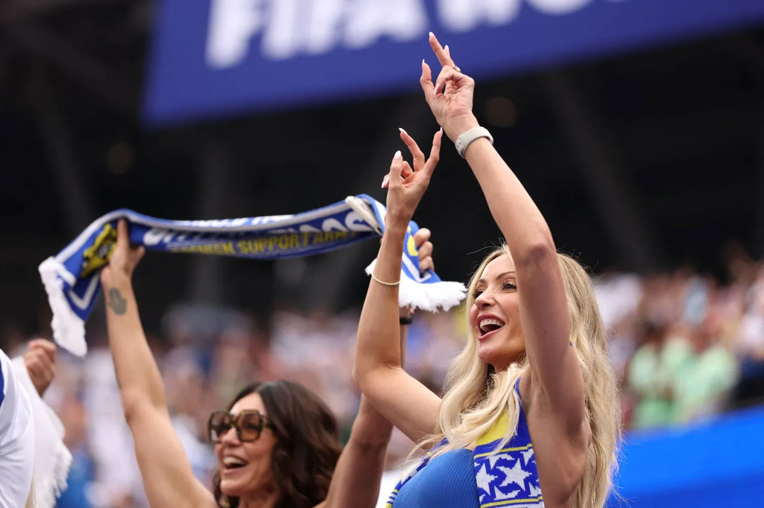 يصل مشجعو منتخب البوسنة والهرسك إلى ملعب لوس أنجلوس قبل انطلاق مباراة منتخبهم (أ.ف.ب)
