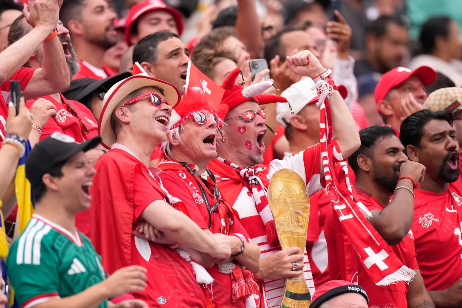 يشجع مشجعو المنتخب السويسري فريقهم قبل انطلاق مباراة سويسرا والبوسنة والهرسك (أ.ب)