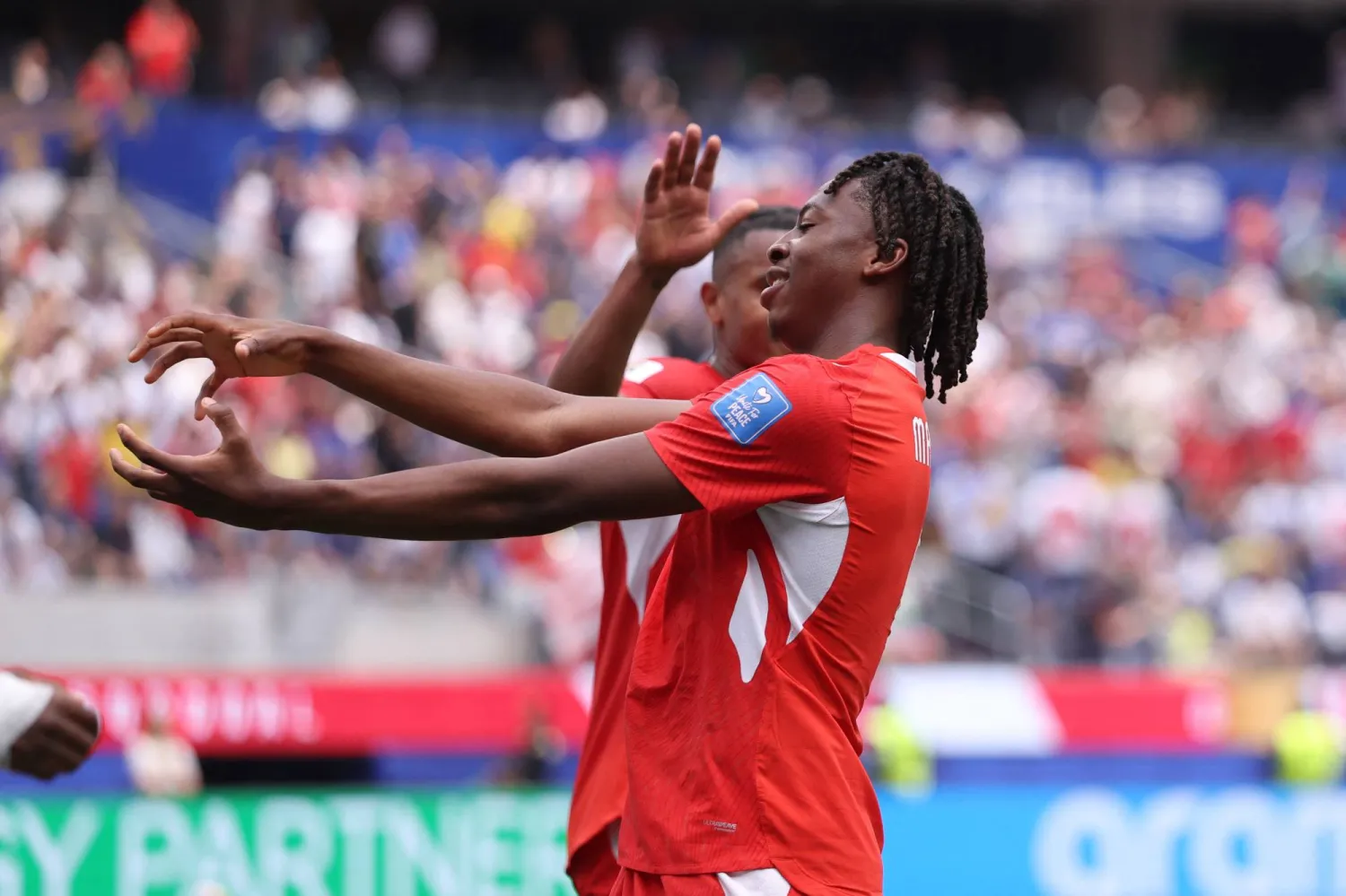 يحتفل يوهان مانزامبي لاعب منتخب سويسرا بعد تسجيله الهدف الأول (أ.ف.ب)