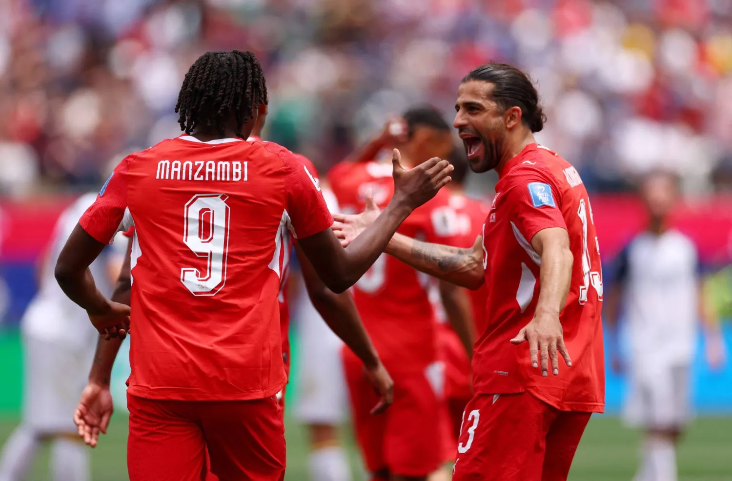 لاعب سويسرا يوهان مانزامبي يحتفل مع زملائه (أ.ف.ب)