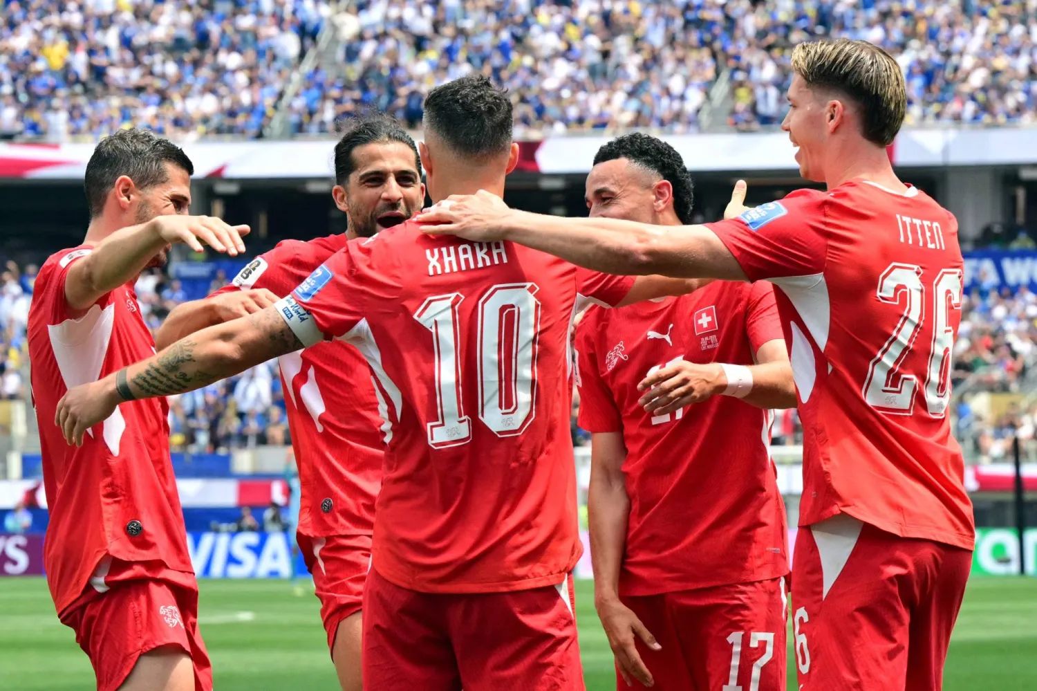 لاعب وسط سويسرا غرانيت تشاكا يحتفل بتسجيل الهدف الرابع لمنتخب بلاده مع زملائه (رويترز)