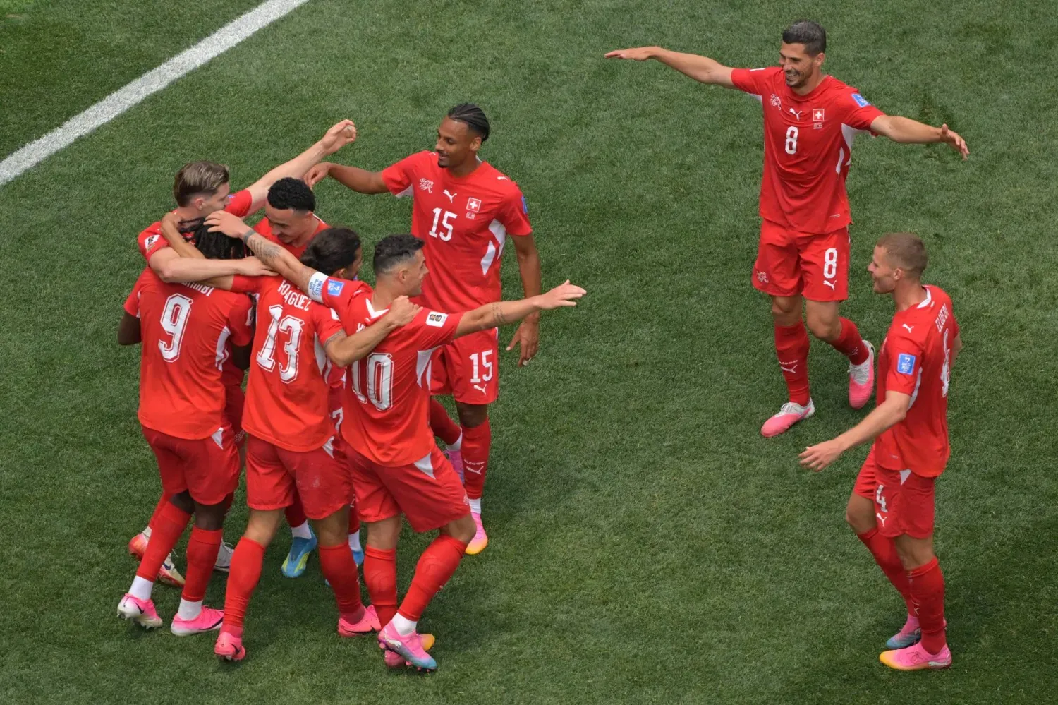  İsviçreli futbolcular Bosna Hersek'e karşı atılan bir golü kutluyor (AP)