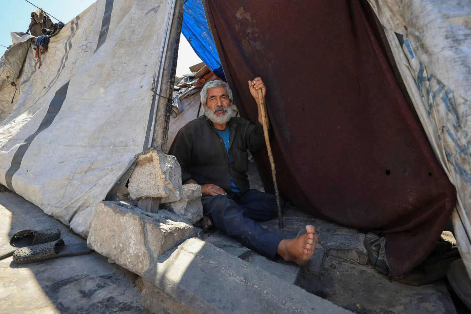 فلسطيني نازح داخل خيمته في مدينة غزة (رويترز)