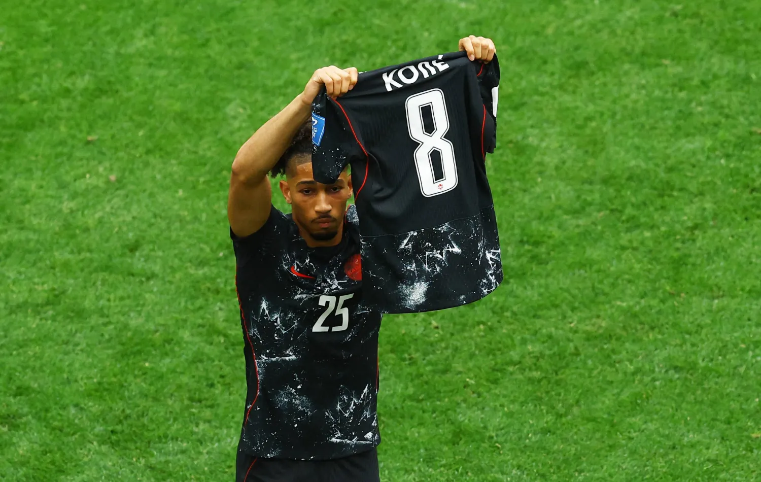 ناثان صليبا لاعب المنتخب الكندي رفع قميص زميله المصاب إسماعيل كونيه احتفالاً بتسجيل الهدف الرابع (رويترز)