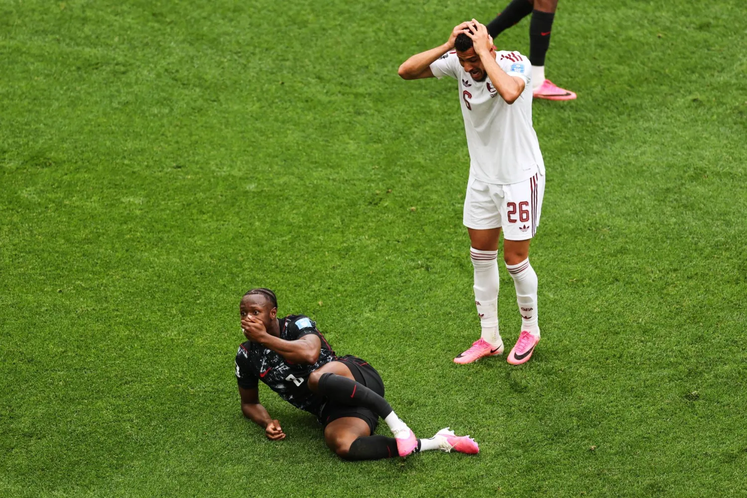 محمد مناعي (26) لاعب منتخب قطر يُظهر ردة فعله بعد إصابة إسماعيل كونيه (أ.ب)