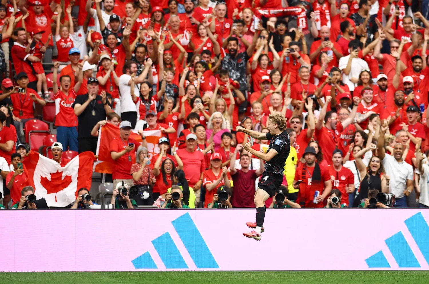 جاكوب شافيلبورغ لاعب المنتخب الكندي يحتفل أمام جماهيره بعد الهدف الخامس (رويترز)