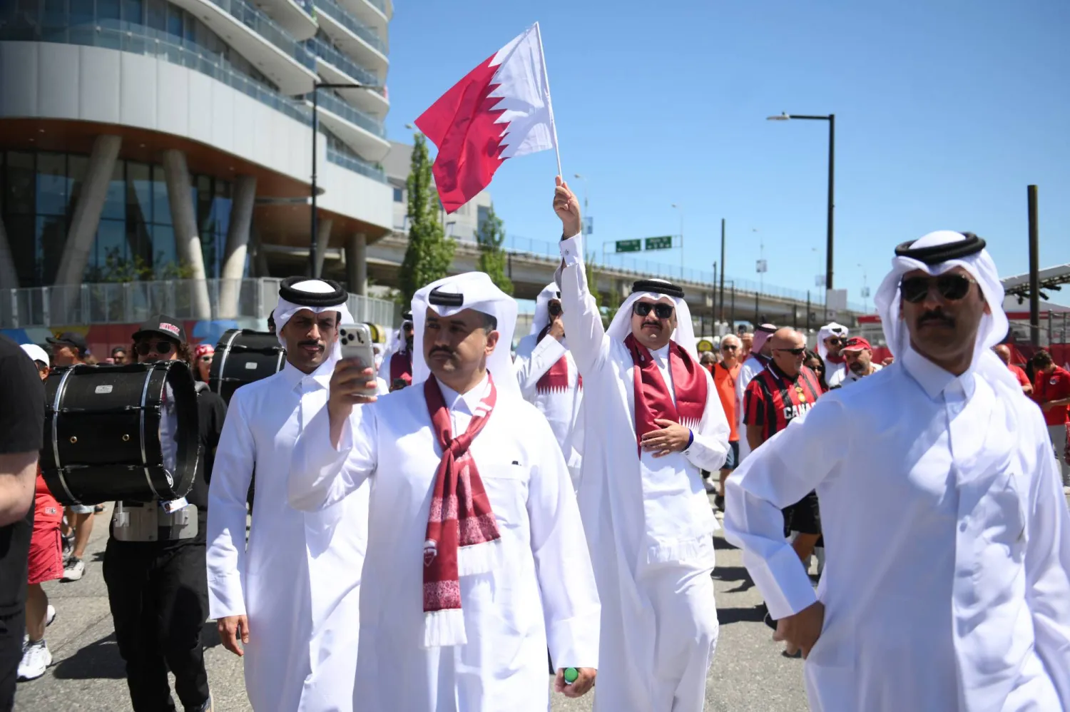 الجماهير القطرية تستمر بحضورها بالزي الرسمي (رويترز)