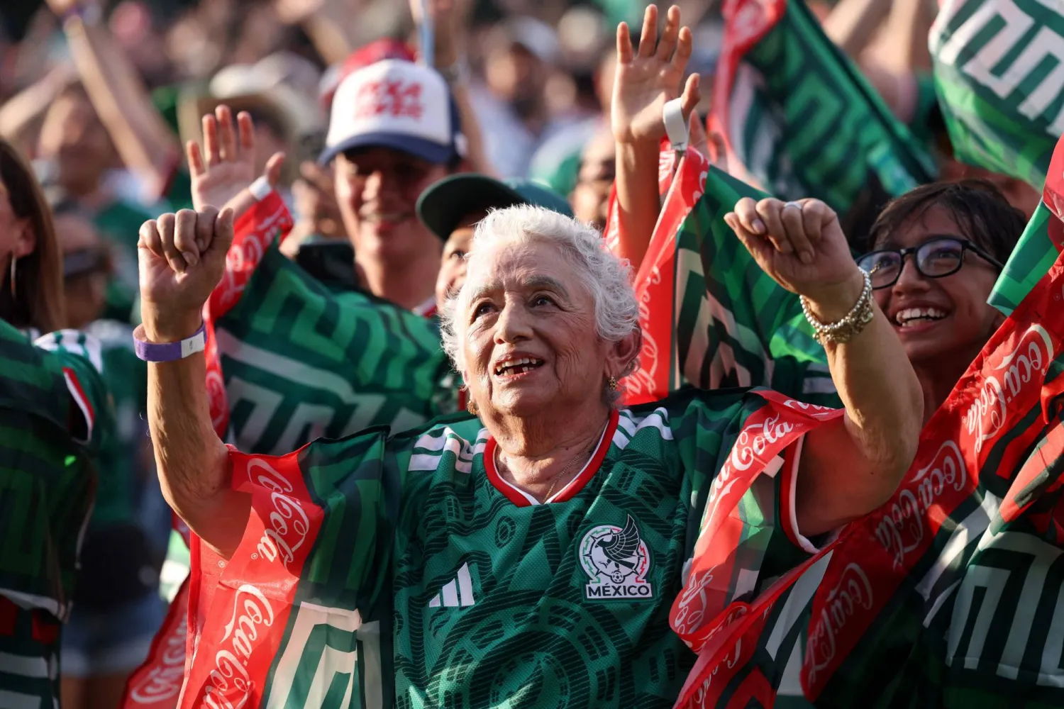 مشجعة تتفاعل مع أحداث المباراة (أ.ف.ب)