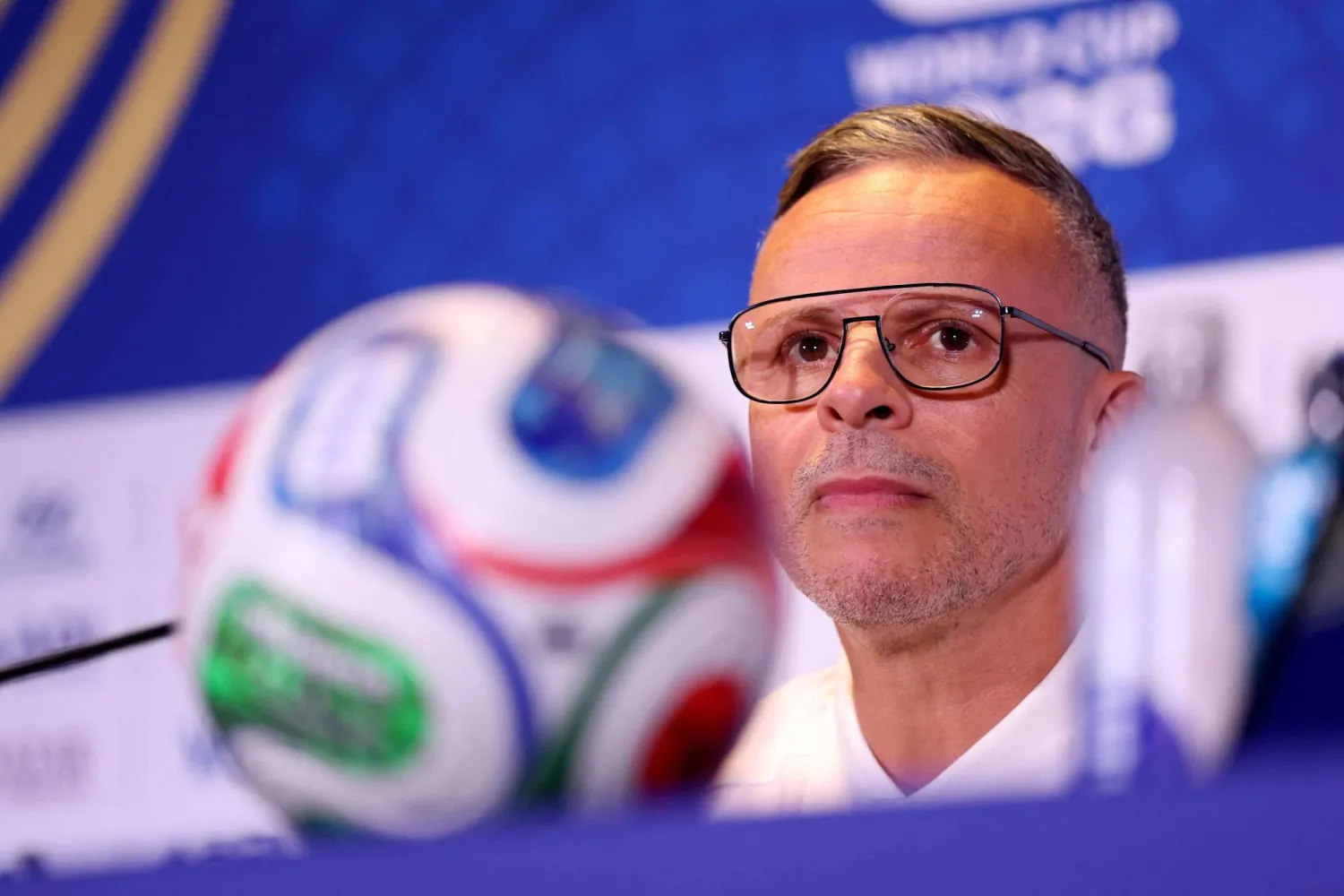 محمد وهبي مدرب منتخب المغربي في المؤتمر الصحافي (أ.ف.ب) 