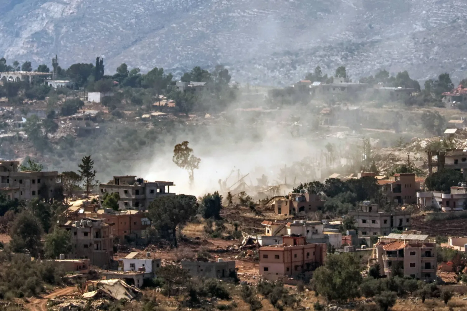 دخان يتصاعد عقب غارة جوية إسرائيلية في جنوب لبنان كما يُرى من الجانب الإسرائيلي - 17 يونيو 2026 (إ.ب.أ)
