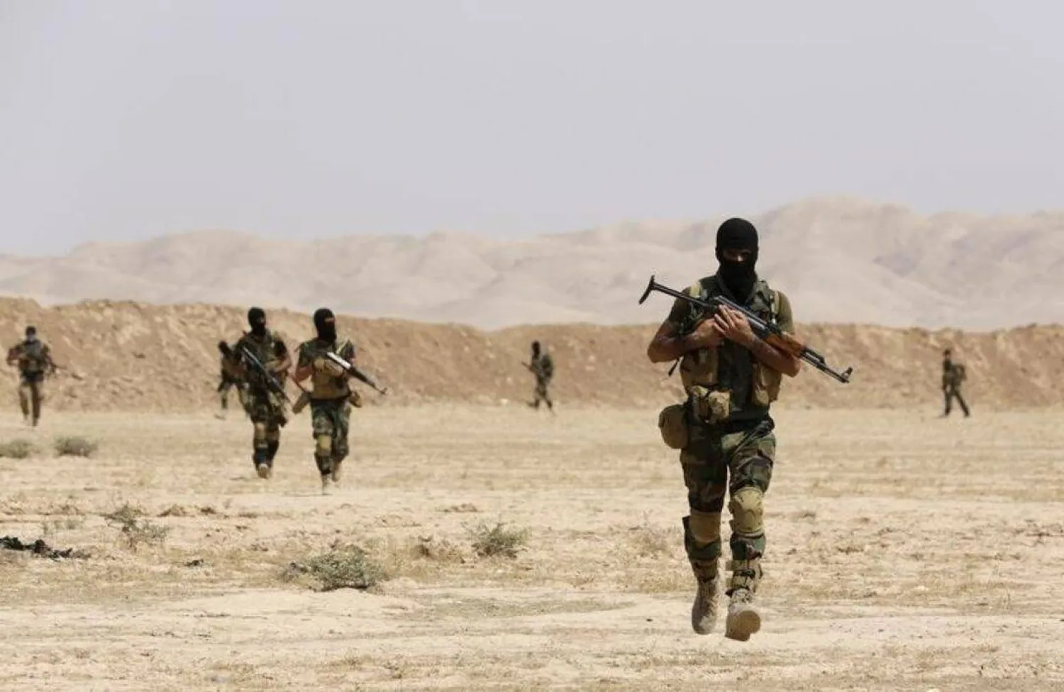 صورة أرشيفية لمقاتلي إحدى الميليشيات العراقية في شمال غرب مدينة تكريت بالعراق (رويترز)