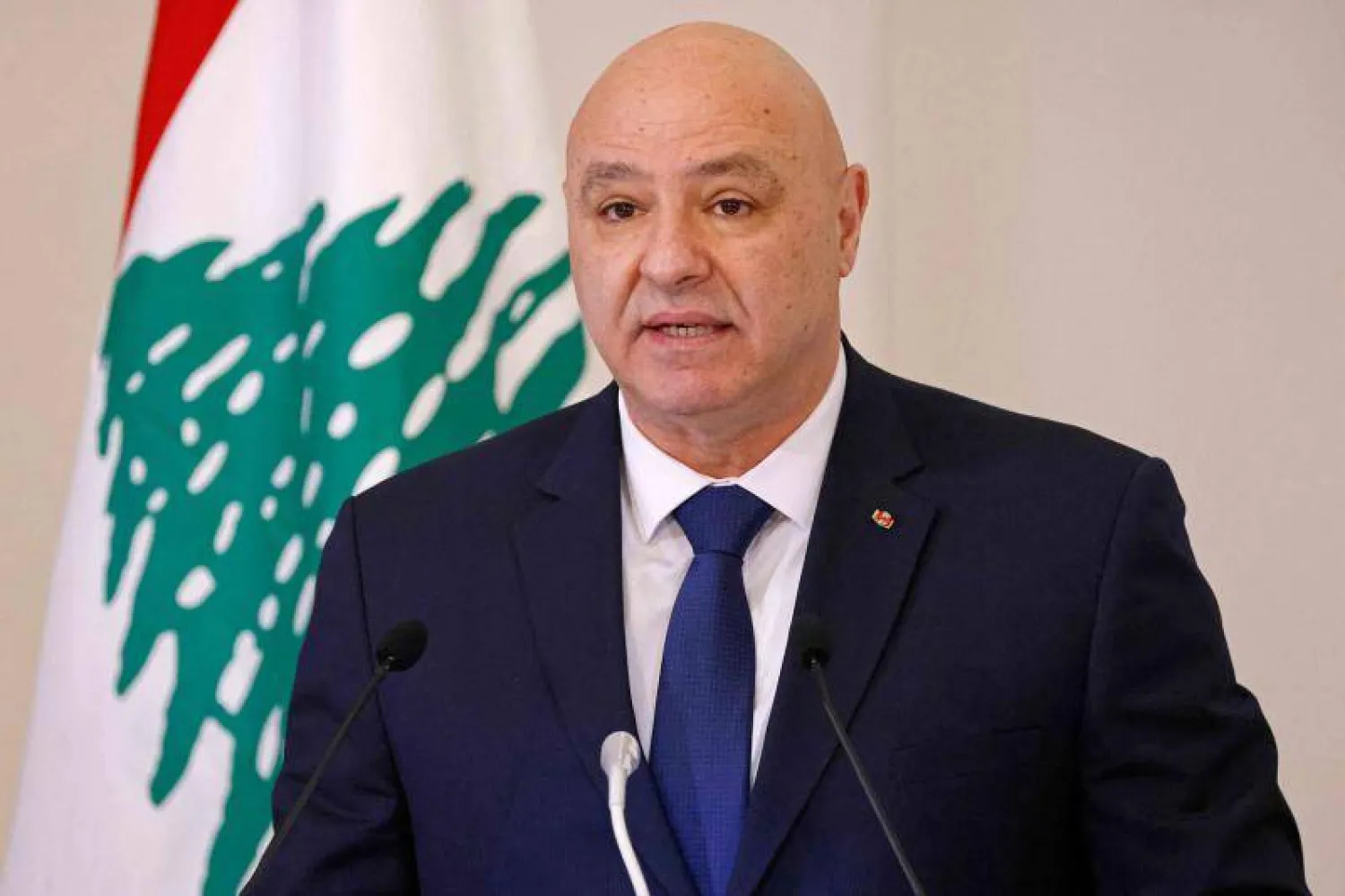 الرئيس اللبناني جوزيف عون يتحدَّث إلى الصحافيين من داخل القصر الرئاسي في بعبدا يوم 17 يناير 2025 (أ.ف.ب)