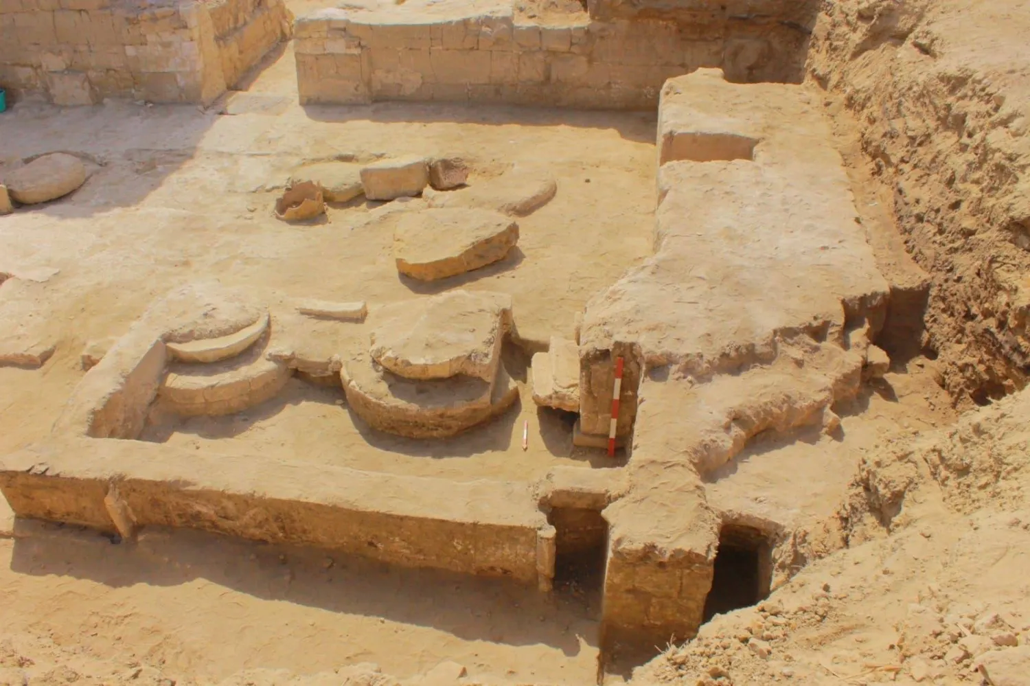 اكتشاف عناصر معمارية جديدة في معبد القصر القديم (وزارة السياحة والآثار)