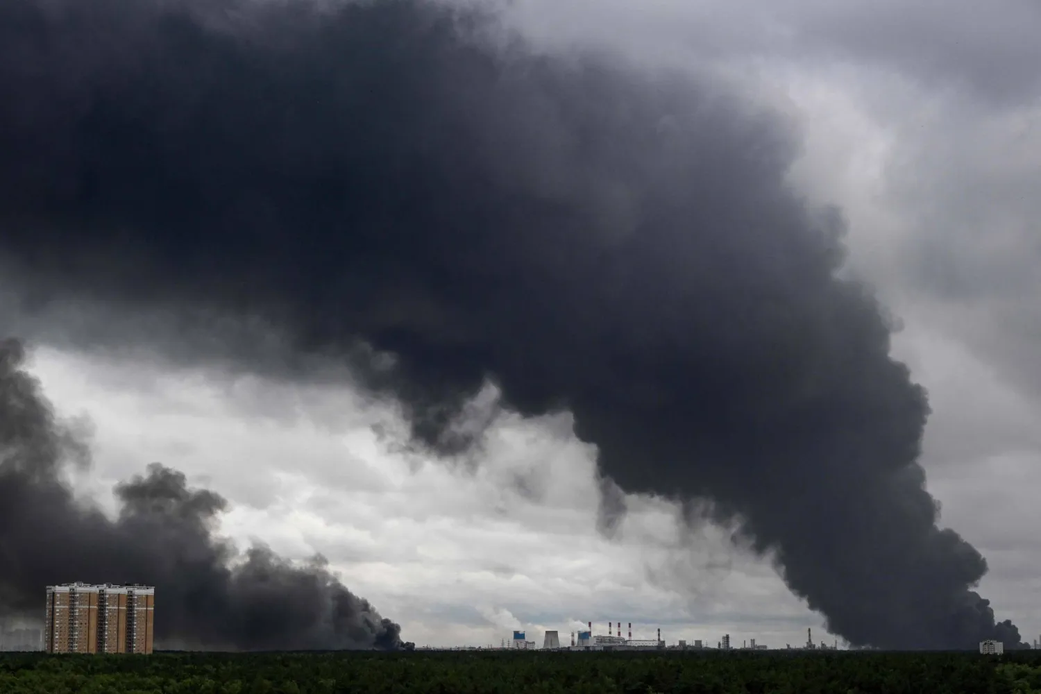 Black smoke rises from the area of the Russian oil producer Gazprom Neft's Moscow oil refinery on the south-eastern outskirts of Moscow on June 18, 2026. (AFP)