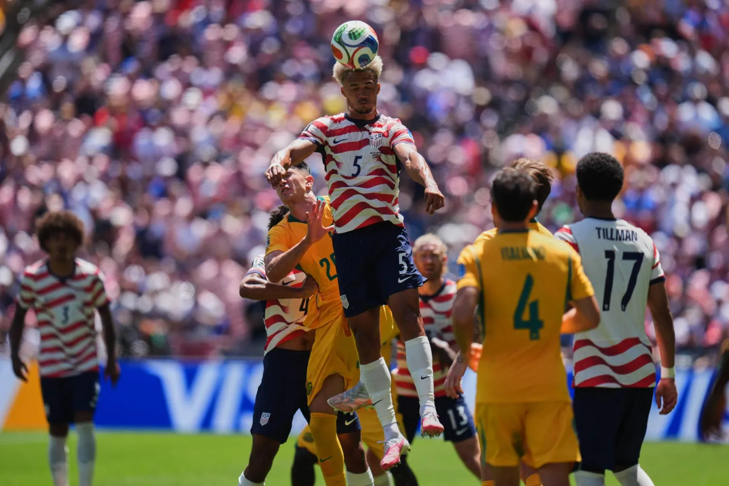 أنتوني روبنسون لاعب المنتخب الأميركي  يرتقي ليلعب الكرة برأسه (أ.ب)