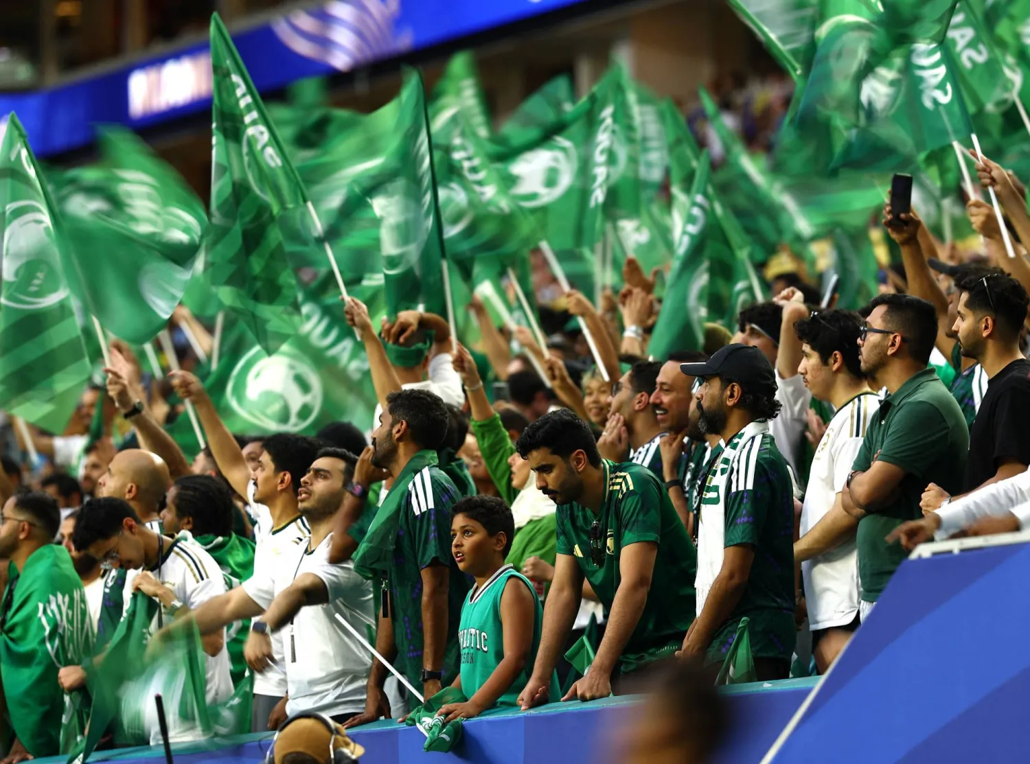 جماهير سعودية تساند الأخضر خلال مباراته الأولى أمام الأوروغواي (رويترز)