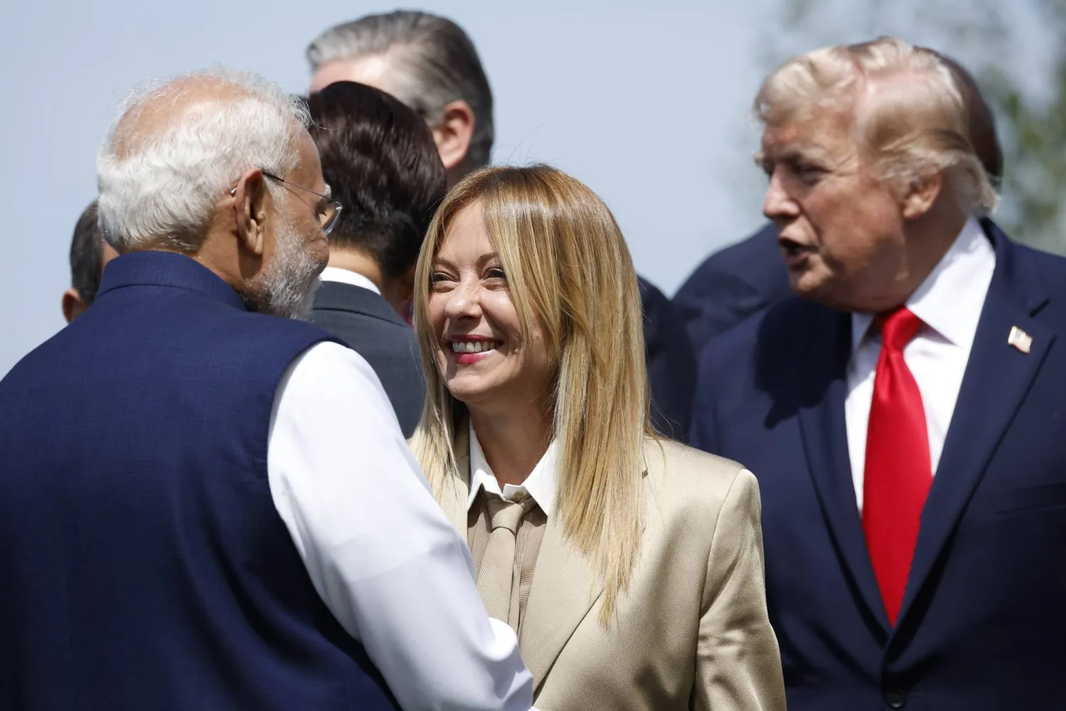 ميلوني متوسّطة ترمب ومودي خلال أعمال قمّة السبع في إيفيان-لي-بان يوم 16 يونيو (إ.ب.أ)