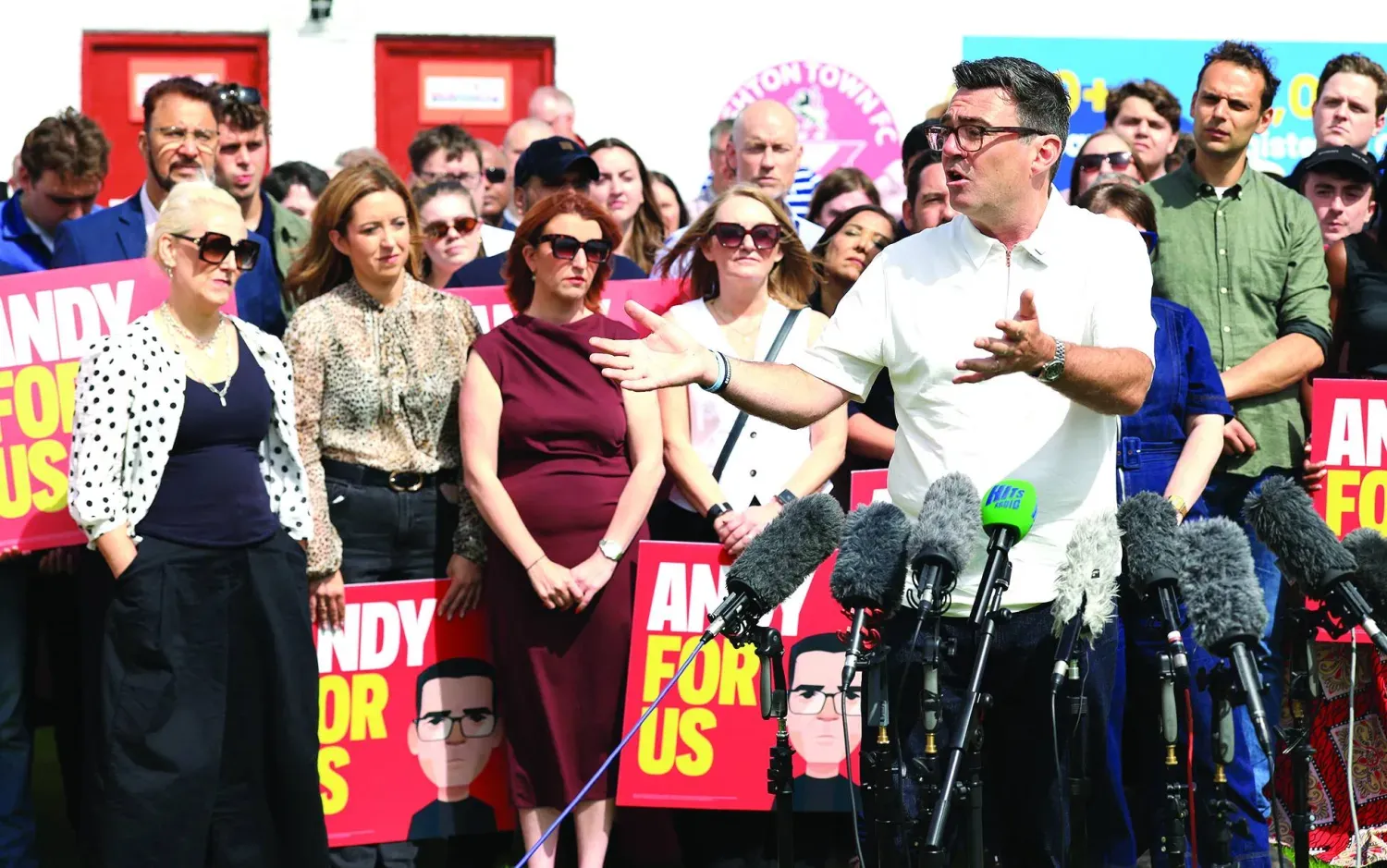 Andy Burnham, 19 Haziran’da Mickerfield'da taraftarlar ve medya mensuplarıyla konuştu (AFP)