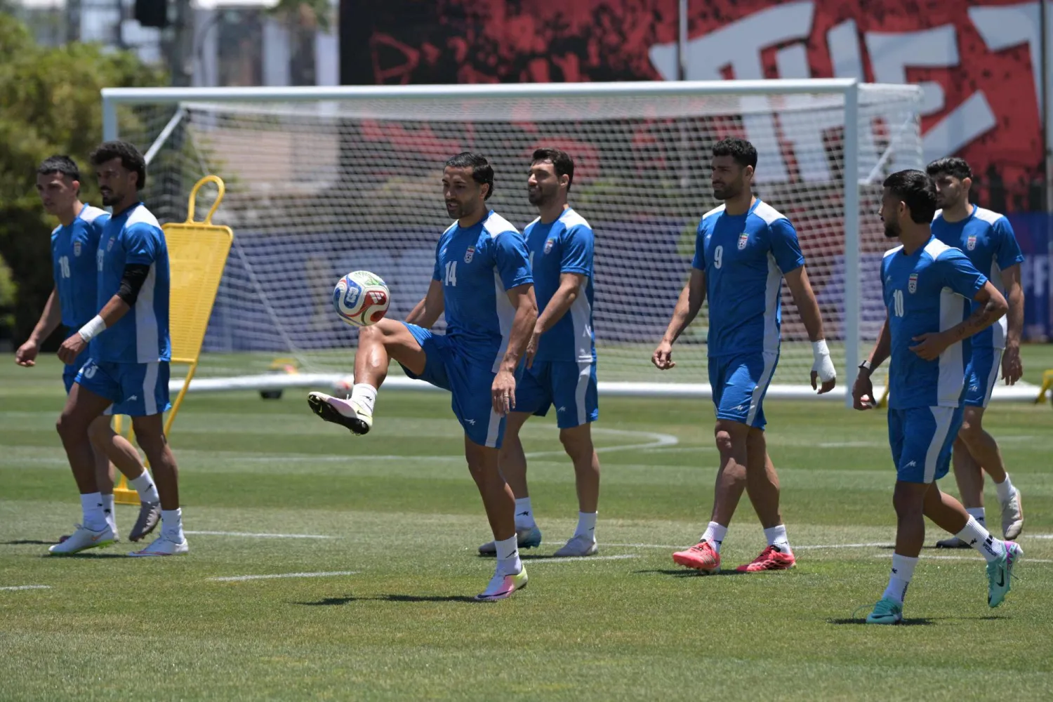 من تدريبات المنتخب الإيراني في معسكره بالمكسيك (أ.ف.ب)