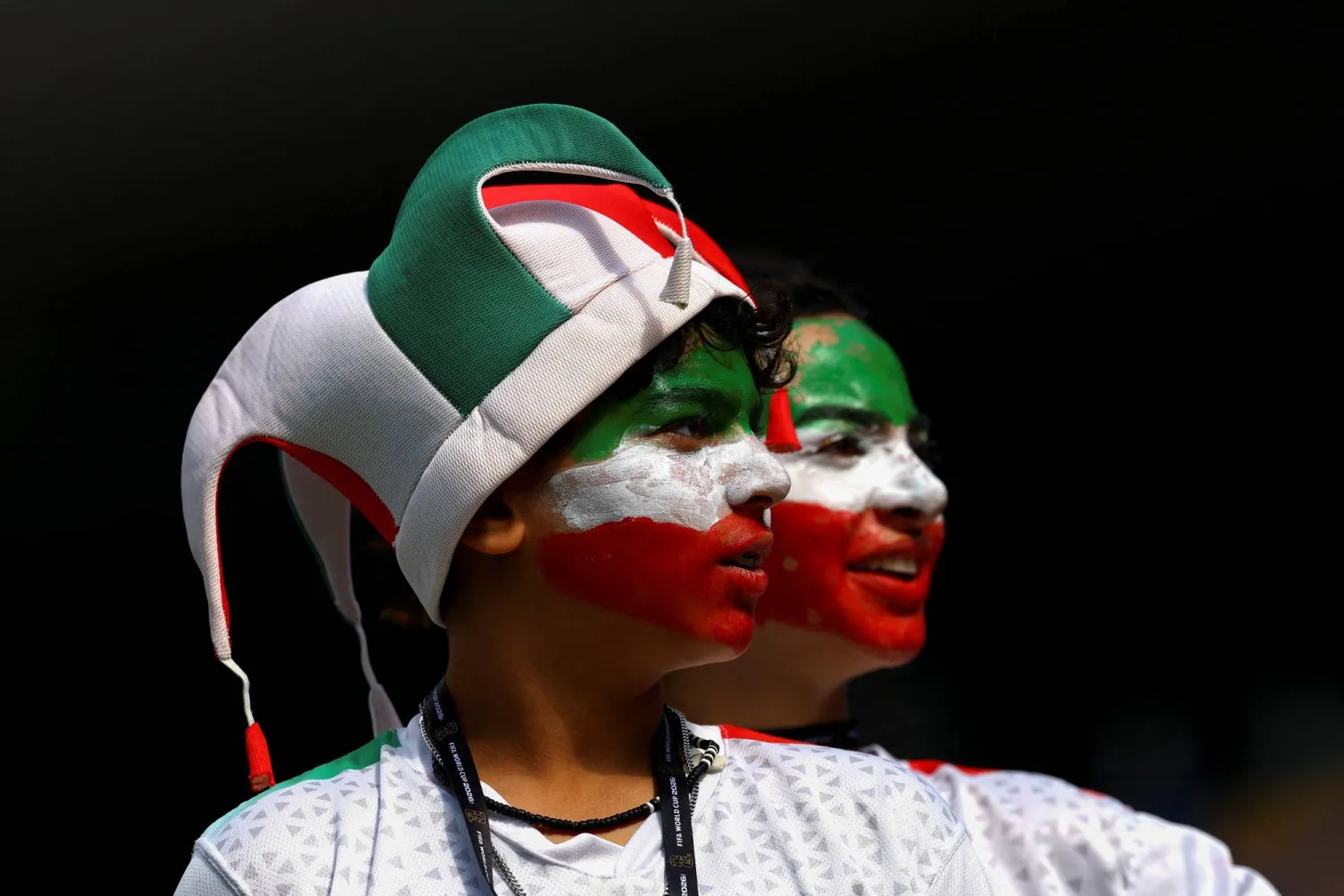 مشجعان إيرانيان يساندان منتخب بلادهما أمام نيوزيلندا (رويترز)