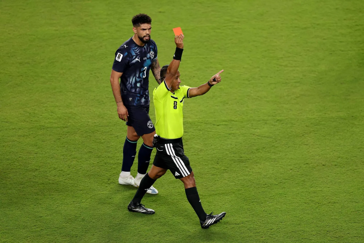ألميرون لاعب منتخب باراغواي أول ضحايا قانون وضع اليد على الفم (أ.ف.ب) 