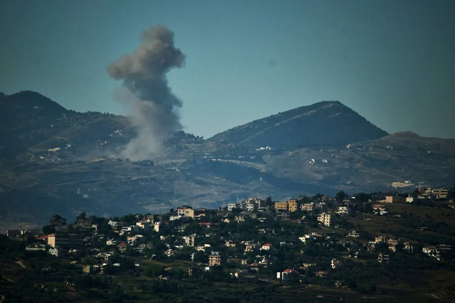 İsrail’in Güney Lübnan’a yönelik bombardımanı sonucu yükselen dumanlar (AP)