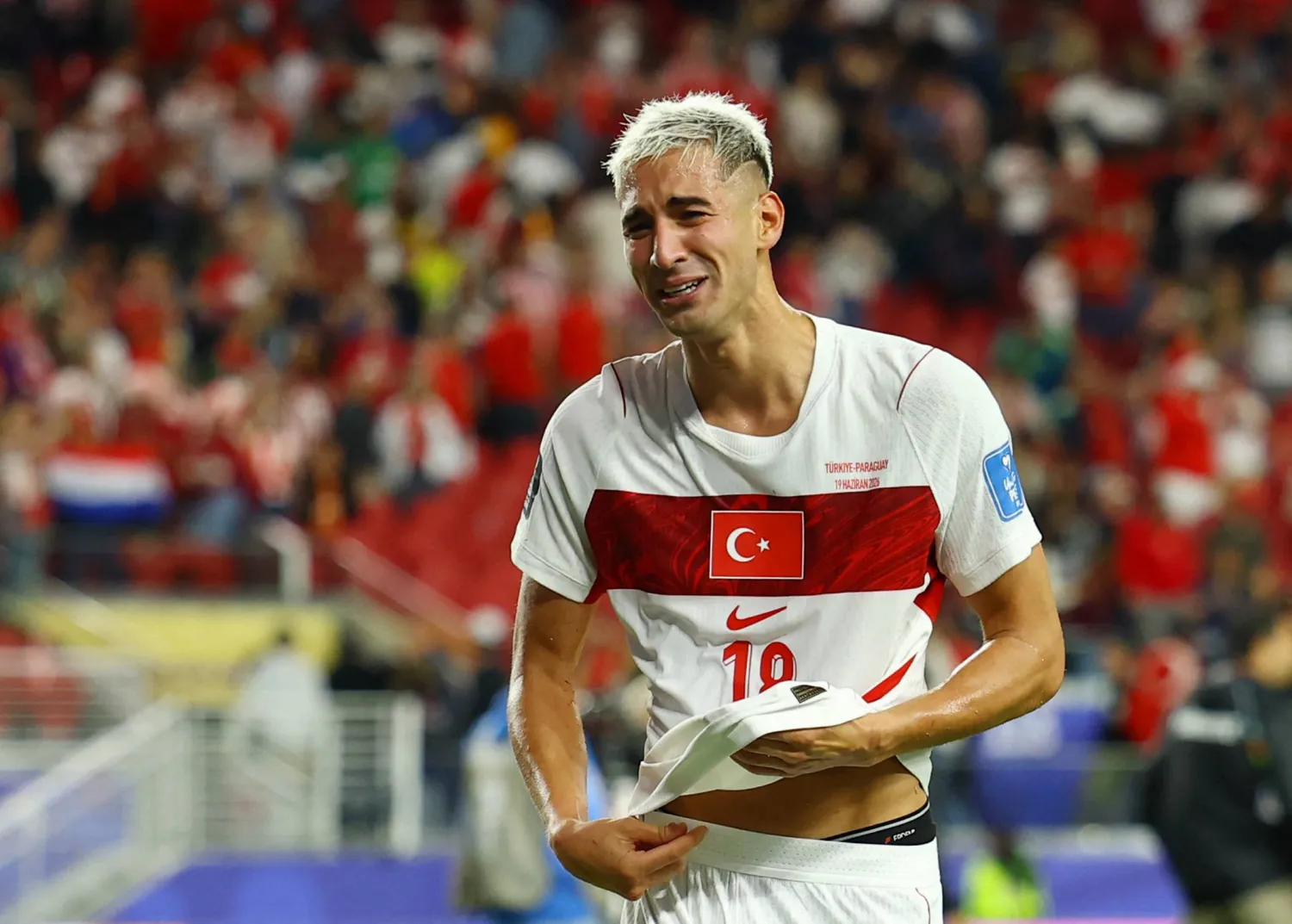 ميرت مولدورلاعب منتخب تركيا وحسرة الخسارة الثانية (رويترز) 