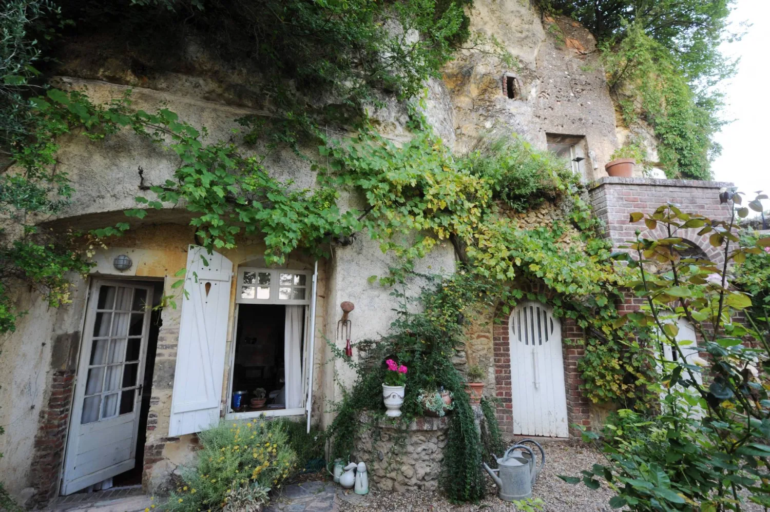 (FILES) A picture taken on July 27, 2012 shows a cave dwelling in Troo, western France. (Photo by JEAN-FRANCOIS MONIER / AFP)