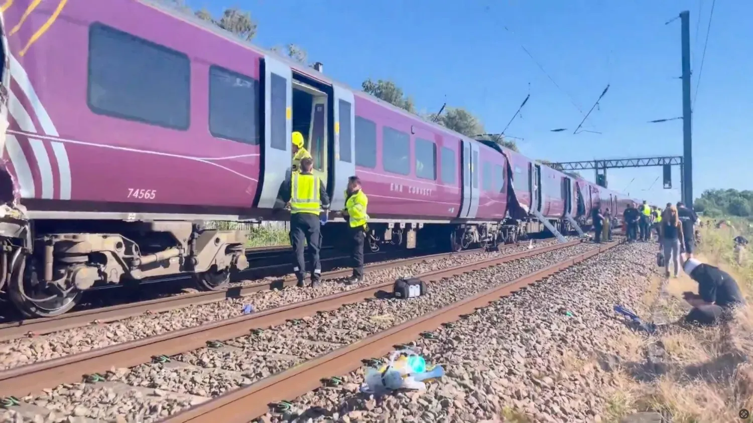 İngiltere'nin Bedford kenti yakınlarında meydana gelen tren kazasının bulunduğu alanda çalışan ekipler, (Reuters)