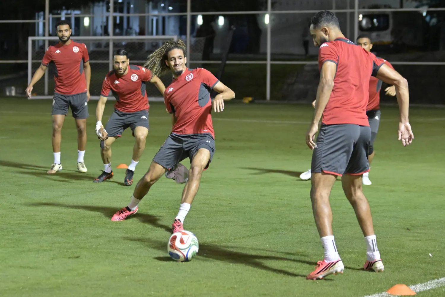 منتخب تونس يجري تدريباته استعداداً للقاء اليابان (إ.ب.أ)