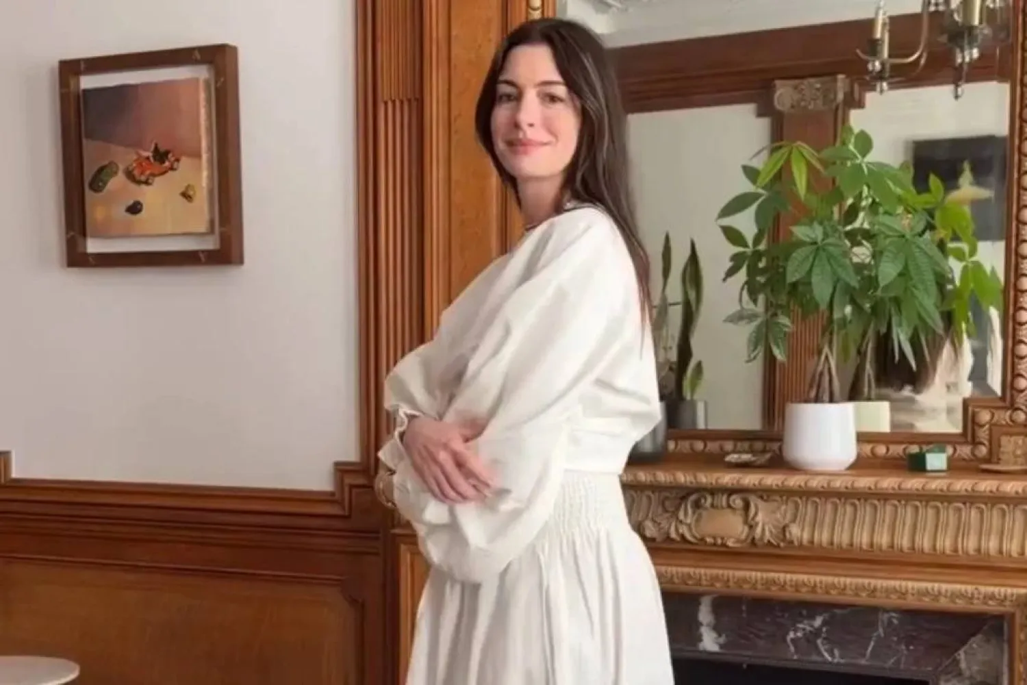 الممثلة آن هاثاواي كما ظهرت في مقطع فيديو عبر «إنستغرام» لتعلن حملها (إنستغرام)