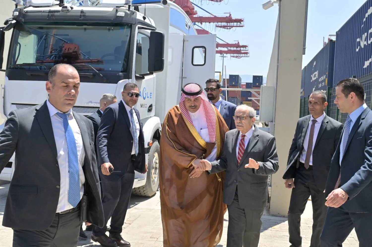رئيس الحكومة نواف سلام والسفير الدوسري يعاينان الإجراءات الأمنية واللوجستية في مرفأ بيروت تمهيداً لانطلاق أولى الشحنات إلى مرفأ جدة بعد قرار السعودية رفع الحظر عن الصادرات اللبنانية (الشرق الأوسط)
