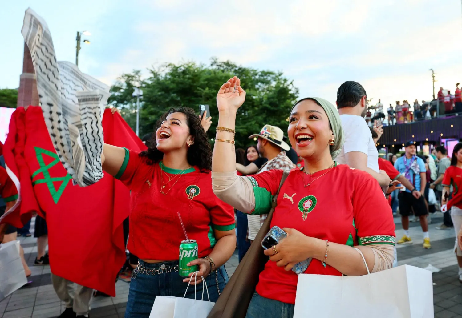 مشجعو المغرب يتألقون في العرس الكروي العالمي (رويترز)