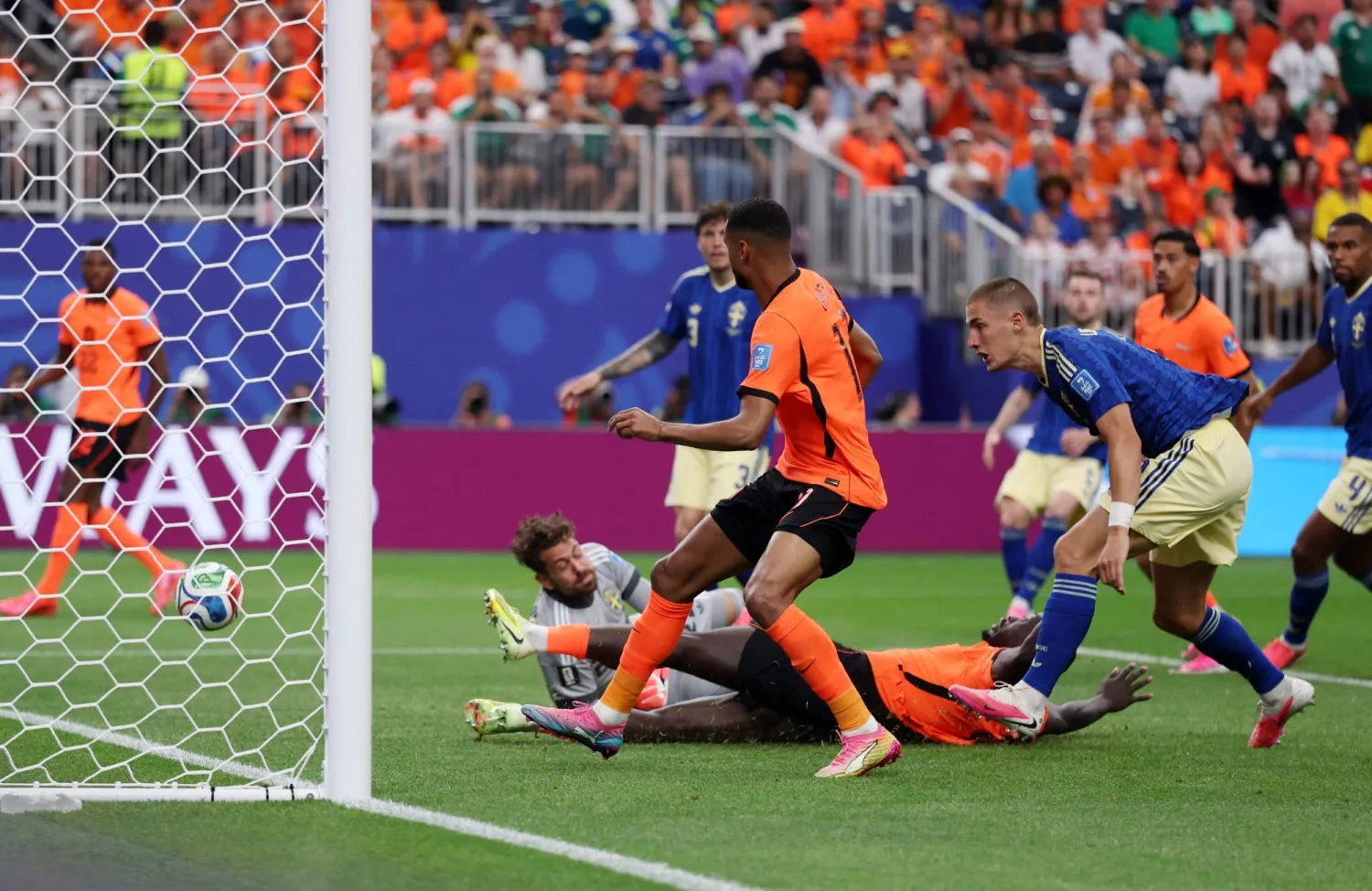 كودي جاكبو يحتفل بتسجيل الهدف الثالث لمنتخب هولندا (أ.ف.ب)
