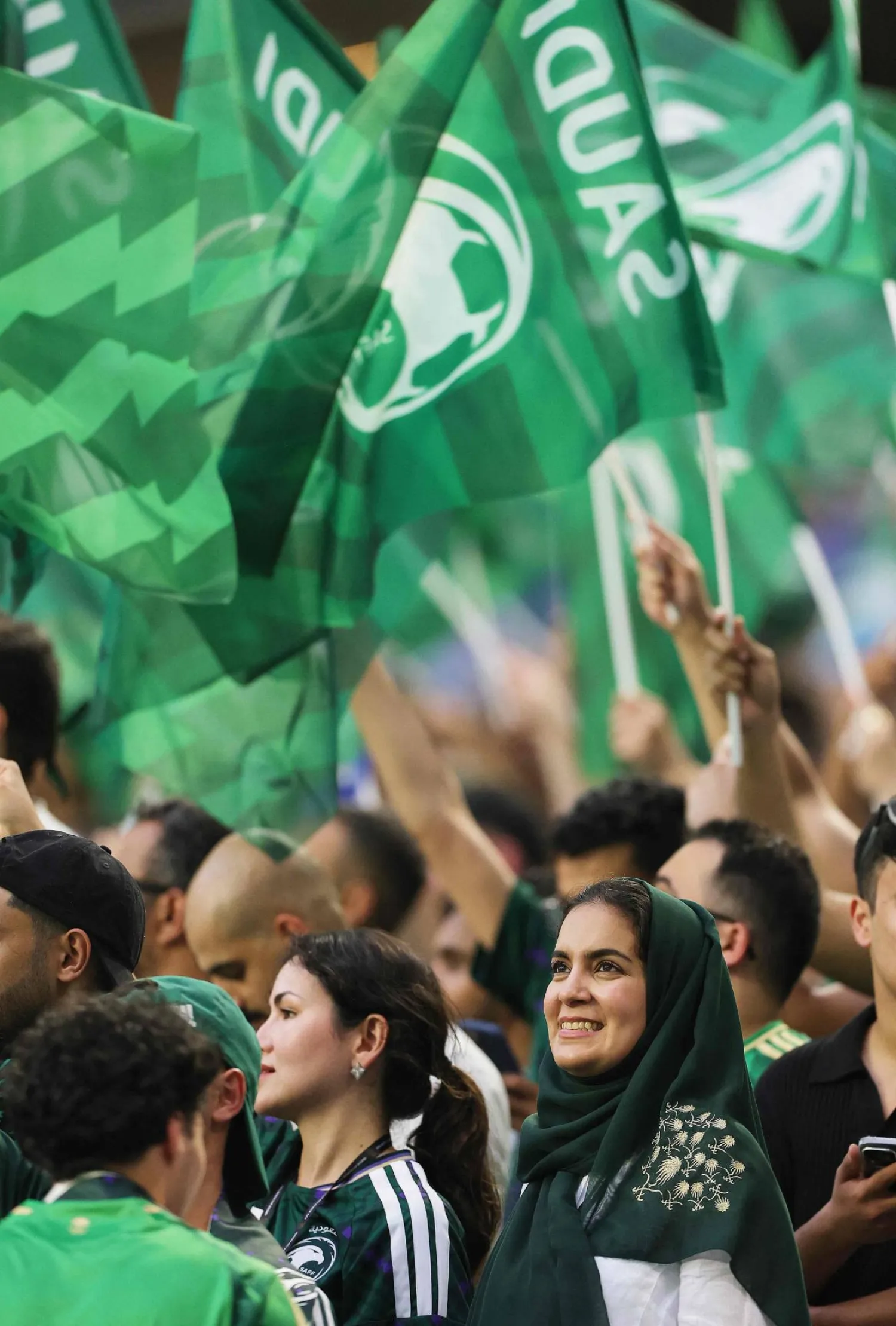 السعوديون لحظة الاحتفال بهدف العمري (أ.ف.ب)