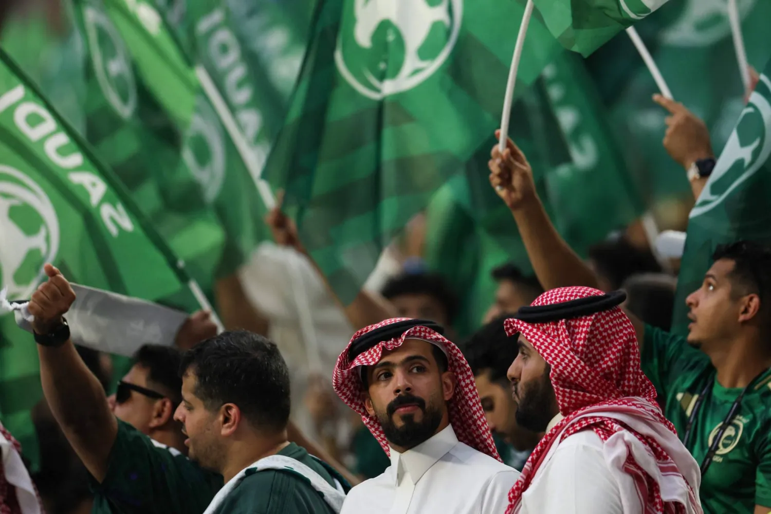 مشجع سعودي في كامل أناقته قبل المباراة (أ.ف.ب)