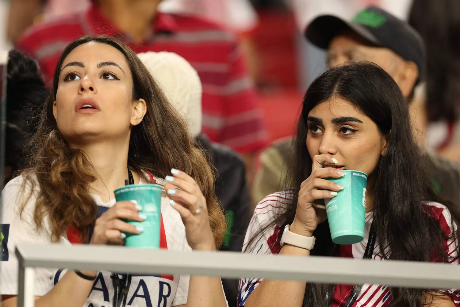 مشجعات النشامى قبل بدء المباراة (أ.ف.ب)