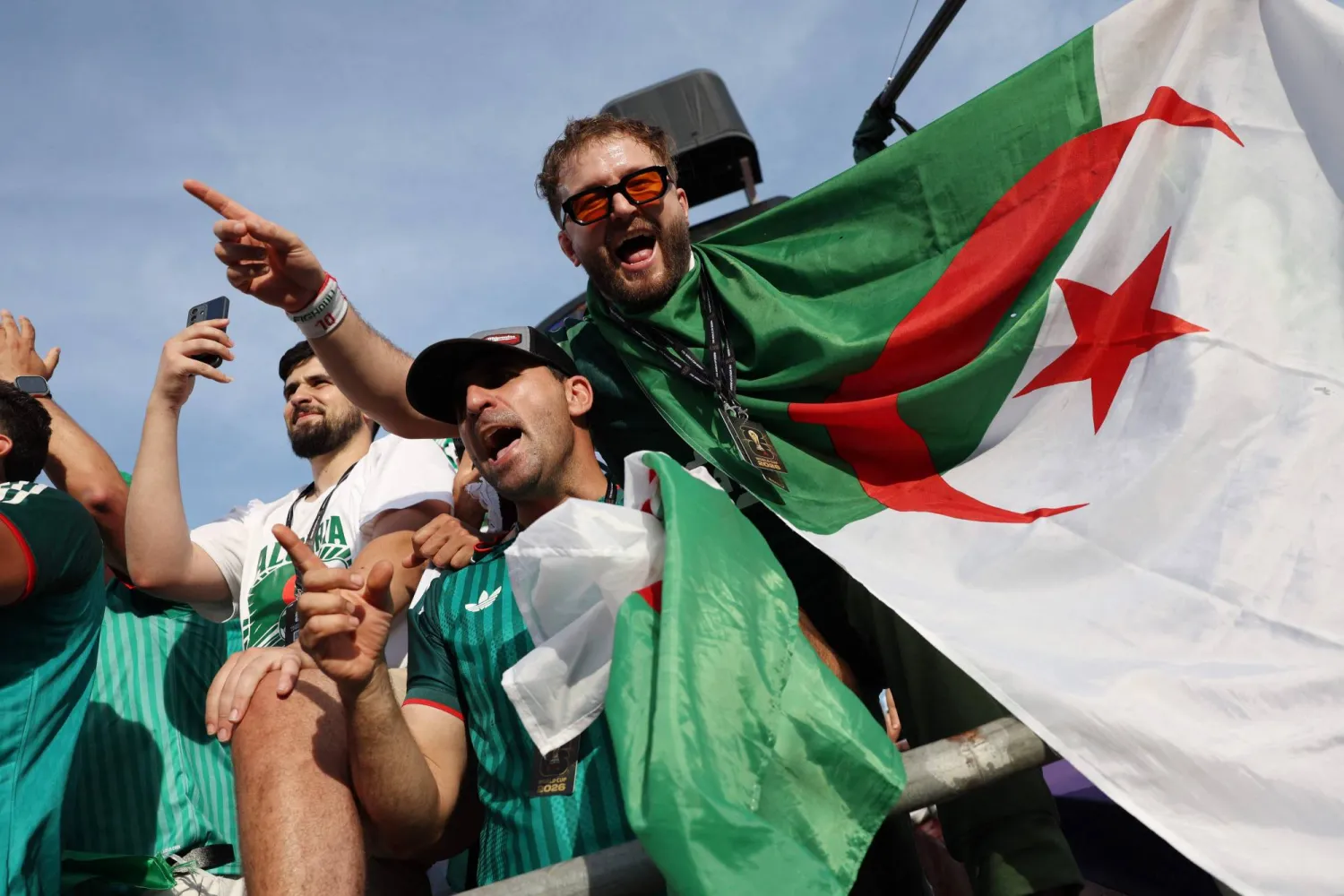مشجعون يهتفون للجزائر (أ.ف.ب)