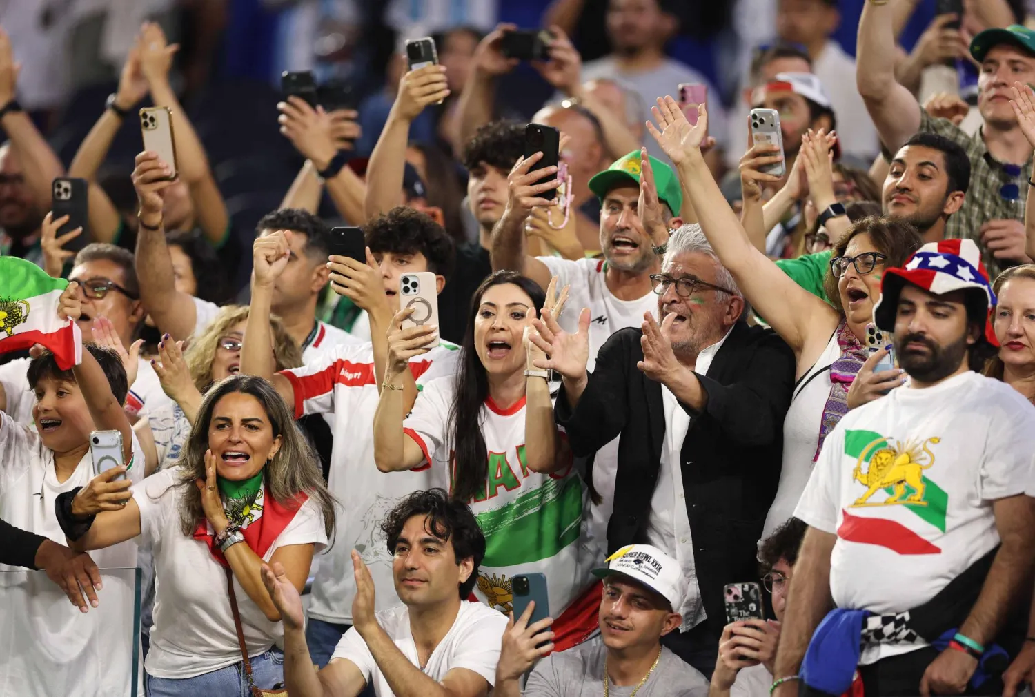 مشجعو إيران يساندونه ضد نيوزلندا (أ.ف.ب)