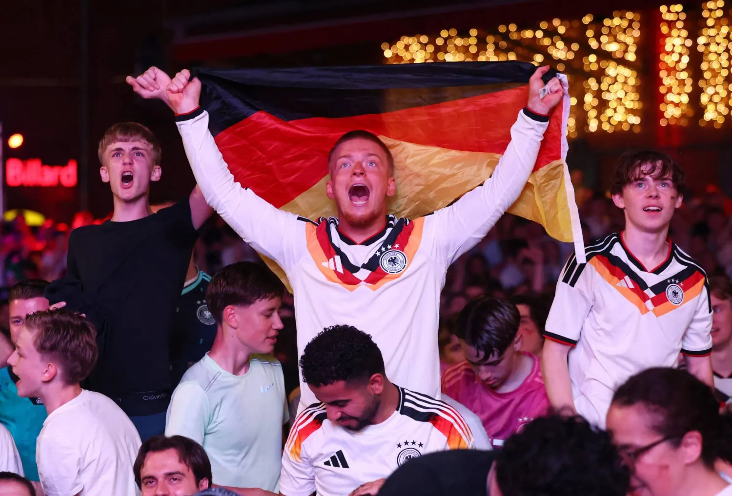 جماهير ألمانيا تحتفل بهدف دينيز أونداف الأول خلال متابعة المباراة في برلين (رويترز)
