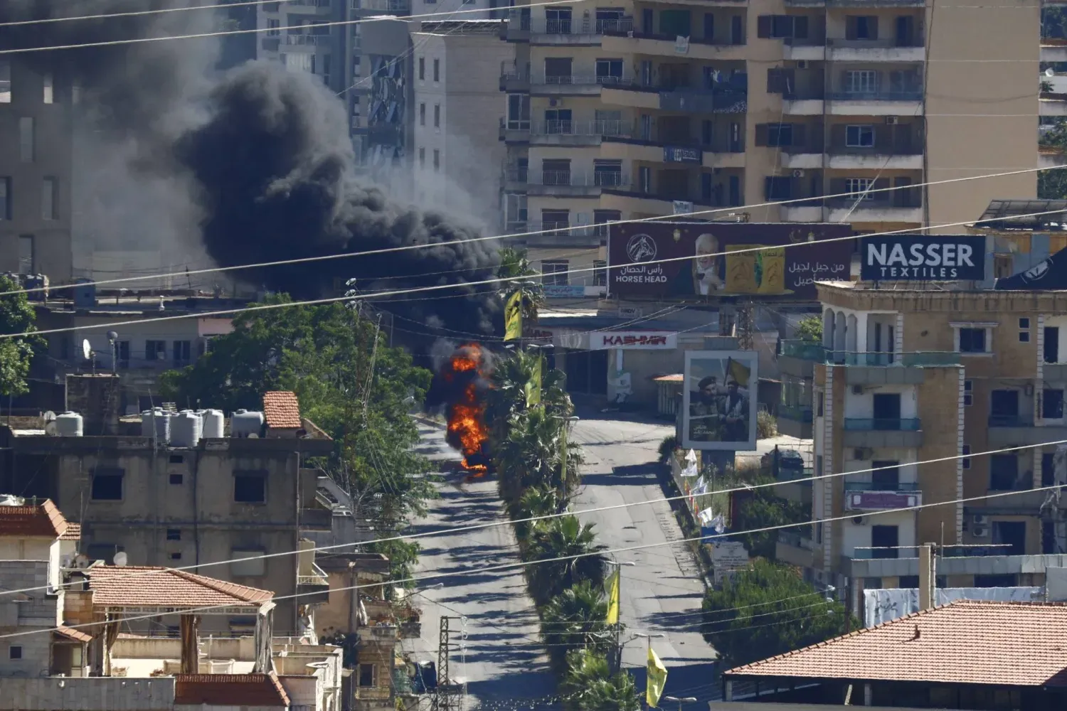 İsrail'in Lübnan'ın güneyindeki Nabatiye'de bir aracı hedef alan hava saldırısının ardından yükselen duman (DPA)